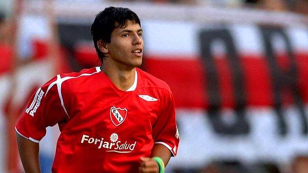 Independiente forması giydiği dönemde Bayern gözlemcilerinin kendisini takip ettiğini aktaran Agüero, Alman ekibinin kendisi için stada geldiği maçta çok kötü oynadığını söyledi.