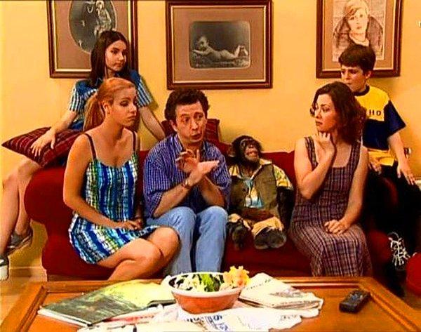 Biliyorsunuz 90'lar Türk televizyon tarihinin en ilginç ürünlerinin izleyiciye sunulduğu yıllardı. Özellikle 1998 yılında şaşkınlıkla izlediğimiz bir proje ortaya çıkmıştı. Tahmin ettiğiniz üzere bu çılgın dizi Çarli'ydi.