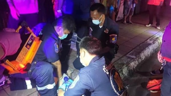 В воде Сода нашла своего ребенка неподвижным. Вызванные на дом бригады медиков пытались помочь спасти ребенка, у которого остановилось сердце.