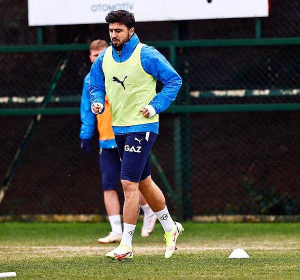 Ozan Tufan hep kilolarıyla gündeme geliyordu ama Premier Lig'den Fenerbahçe'ye geri döndüğünde fazla kilolarından kurtulduğunu da gördük. 😄