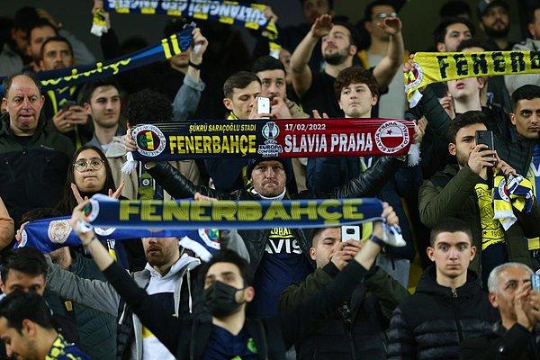 Sarı lacivertli taraftarlar, Slavia Prag karşısında ilk yarıyı 1-0 geride kapatan ve isabetli bir şut bile atamayan Fenerbahçeli futbolcuları protesto etti.