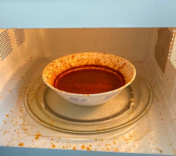 6. "Oğlum çorbasını 2 dakika yerine 20 dakika ısıtmış."