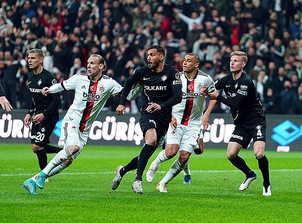 Necip, Kenan Karaman ve Alex Teixeira ile gole yaklaşan Beşiktaş topu ağlarla buluşturamadı. Altay ise Leandro Kappel ile etkili olmaya çalıştı.