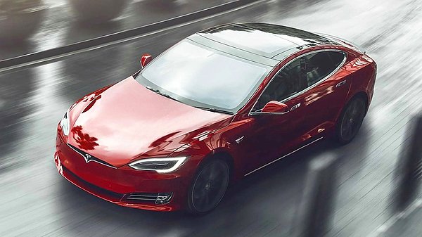 Tesla şu anda NHTSA tarafından iki konuda daha soruşturma altında. Aralık 2021’de, araba hareket halindeyken oyunların dokunmatik ekranda oynanmasına izin veren Passenger Play özelliğini devre dışı bırakarak, yaklaşık 580.000 aracı kapsayan bir soruşturma ortasında kaldı.