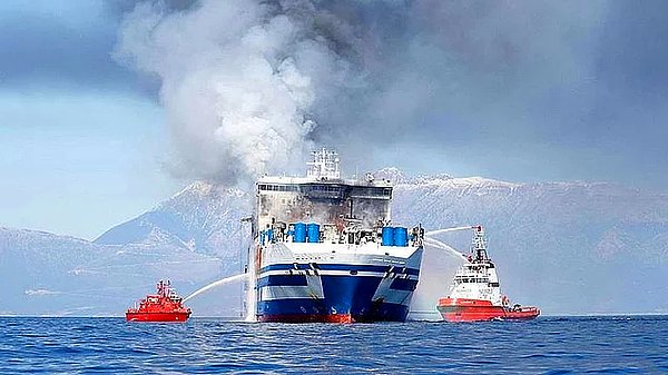 3. Yunanistan ile İtalya arasında sefer yapan feribotta çıkan yangında, kayıp kişiler arasında olan bir kişi, gemiden canlı şekilde kurtulmayı başardı.