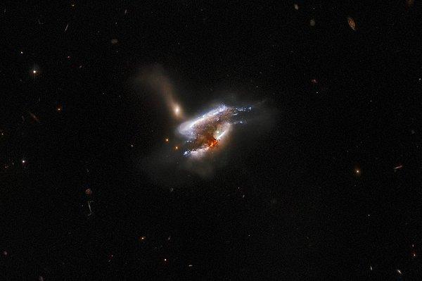 'Üç galaksi birleşimi' olarak da bilinen bu olay, üç galaksinin birbirini gittikçe daha da yakına çekerek karşılıklı yerçekimi kuvvetleriyle parçalaması sonucu meydana geliyor.