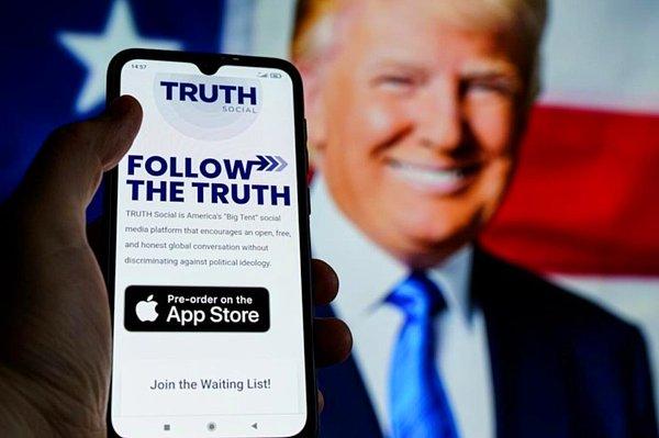 Donald Trump'ın 'sosyal medyaya dönüşü' olarak nitelendirilen şahsi girişimi 'Truth Social' bugün Apple Store'da kullanıcılara sunuldu.