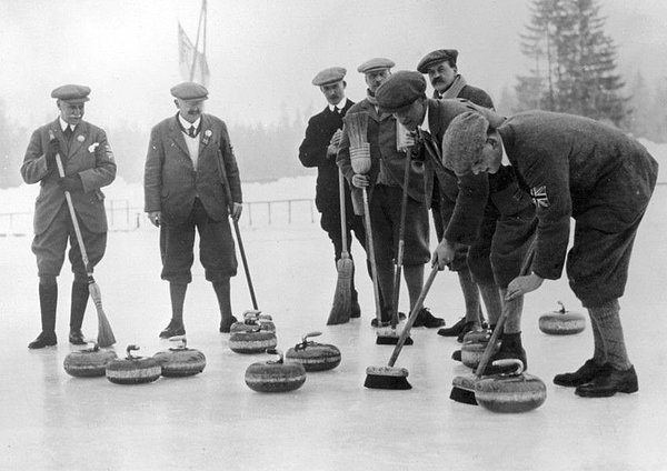 Curling ilk olarak 1924 yılında gösteri maçıyla Kış Olimpiyatları'nda tanıtıldı.