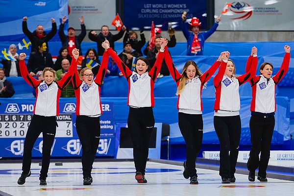 Eğer rakibinizin kazanma şansı sıfıra yakınsa oyun devam ettirilmiyor. Satrançta olduğu gibi zor durumdaysanız çekilmek Curling'de de onurlu bir davranış.