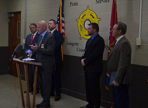 Kolluk kuvvetlerinden Joe Guy’ın yaptığı basın toplantısında olayın McMinn County Central Lisesi’nde geçekleştiği söylendi.