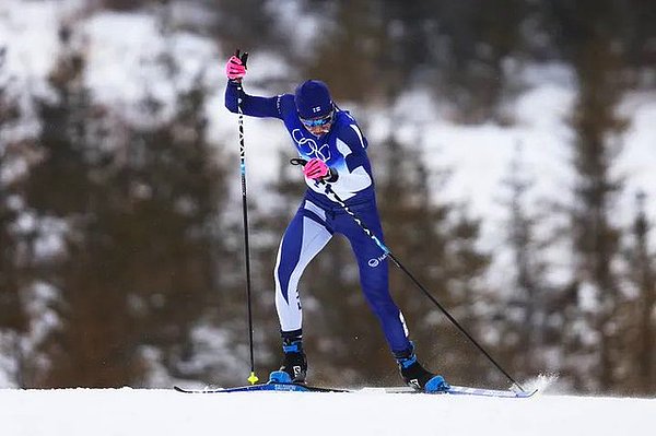 Fin sporcu, parkuru 'hayatının en zor yarışlarından biri' olarak değerlendirdi. Donma tehlikesi nedeniyle parkuru kısaltılan Lindholm, yarışı sıcak su torbasıyla tamamladı. Lindholm, yarışı sona erdirdikten sonra ısınmaya başladığı sırada 'acının dayanılmaz hale geldiğini' belirtti.