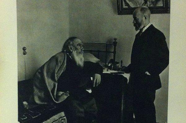 Hayat anlayışına bağlı olarak sürekli bir kaçış ve arayış içinde olan Tolstoy 28 Ekim 1910'da konağından ayrılır. Ayrıca tek başına da değildir, yanında son altı yıldır özel hekimi olan Dr. Makovitski vardır.