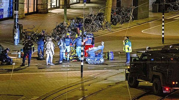 Ardından yerdeki adamın üzerinde bomba olup olmadığını kontrol etmek için olay yerine robot gönderildi.