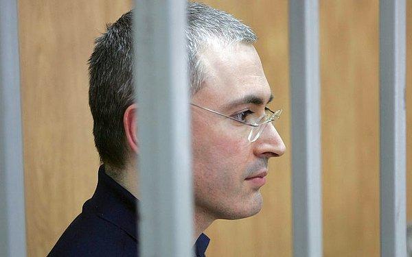 Browder, Putin'in varlıklı Rus oligarşi yöneticileriyle anlaşmak için Khodorkovsky'i hapse attırdığına inanıyor.