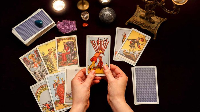 Tarot Falına Baktırmak İsteyen Kadın 'Üzerinde Büyü Var' Denilerek Taciz Edildi