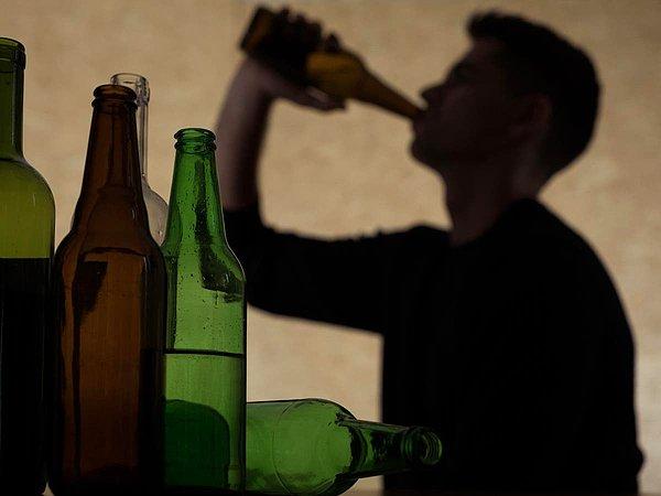 Listedeki en tehlikeli maddelerden biri ise alkol. Depresyonun resmen tetikleyicisi olan alkolün aşırı tüketiminde anksiyete veya psikoz belirtileri kabak gibi ortaya çıkar.