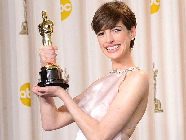 Hathaway, 85. Akademi Ödül Töreni'nden, En İyi Yardımcı Kadın Oyuncu Oscar'ı ile ayrıldı.