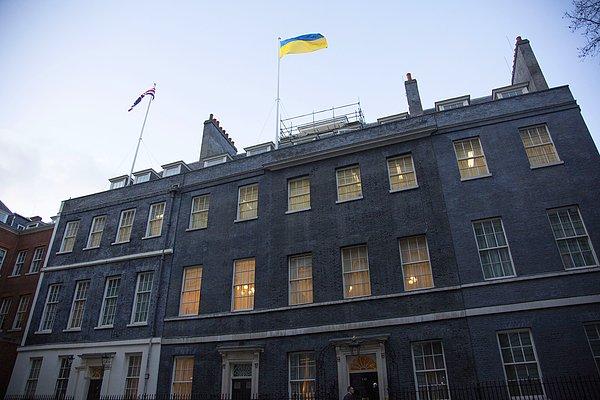 22.30 | İngiltere Başbakanlık Ofisine, Ukrayna bayrağı asıldı. İngiltere Başbakanı Boris Johnson, İngiltere'nin dün açıkladığı yaptırım paketine ek olarak ülkesinin, Putin ve Lavrov'a yakında yaptırım uygulayacağını duyurdu.