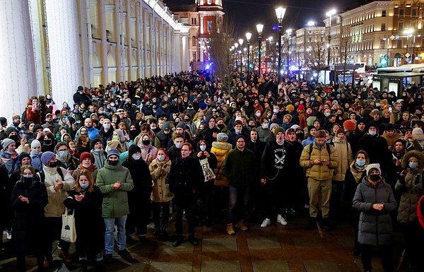 St. Petersburg'daki savaş karşıtı göstericiler.