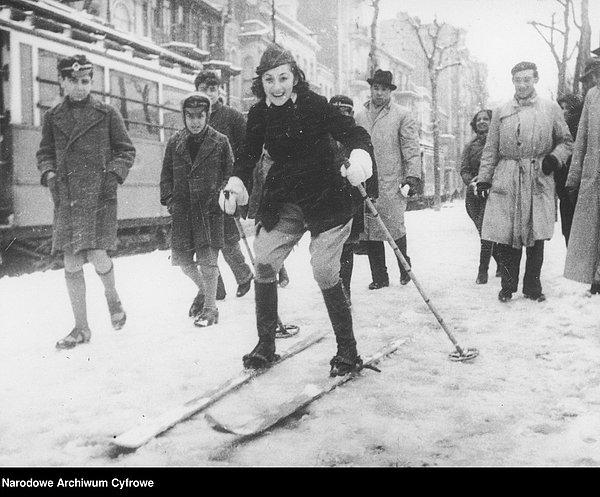 23. Sokaklarda kayak keyfi, İstanbul, 1937.