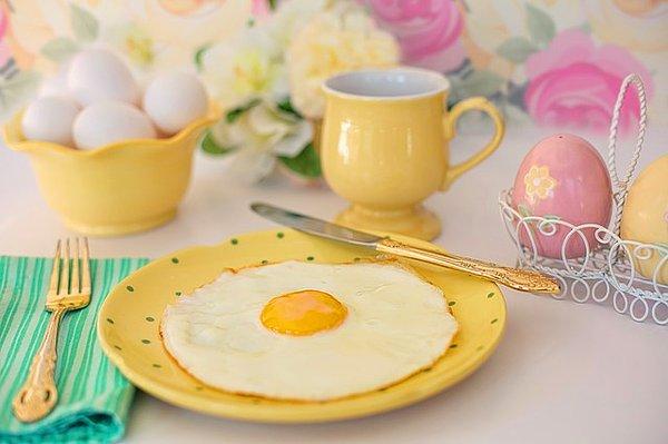 Yumurtalı bir kahvaltı hazırlayın.