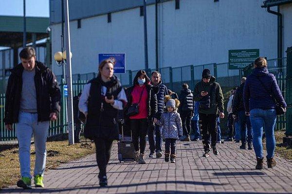 14:13 BM Mülteci Ajansı, Ukrayna'dan kaçan mülteci sayısının 368 bine ulaştığını ve bu sayının 4 milyona kadar çıkabileceği uyarısında bulundu