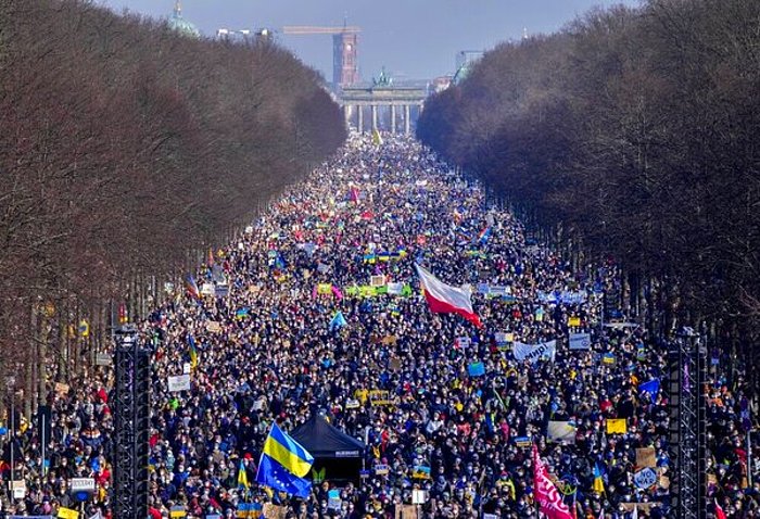 Berlin'de 100 Binden Fazla Kişi Ukrayna'ya Destek İçin Toplandı