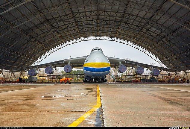 Saldırı sonucu dünyanın en büyük kargo uçağı olarak tanınan Antonov-225 Mriya tahrip edildi...