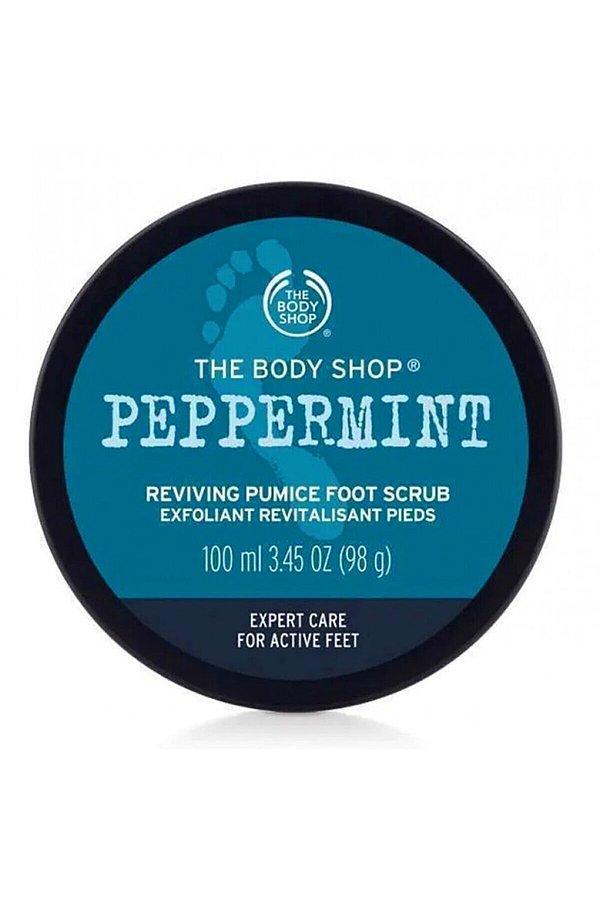 8. THE BODY SHOP Peppermint, tazeleyici ve serinletici etkiye sahip nane esansiyel yağı içeren vegan ayak peelingiyle ayaklarınızı güzelleştirin.