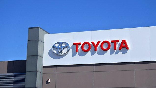 Toyota, plastik parça ve elektronik parça tedarikçisinin siber saldırıya uğraması nedeniyle Japonya'daki fabrikalarında üretimi durdurmak zorunda kaldı. Bu durum şirketin 13 binden fazla aracın üretiminin durması anlamına gelirken şirket yerel operasyonları askıya alacağını açıkladı.