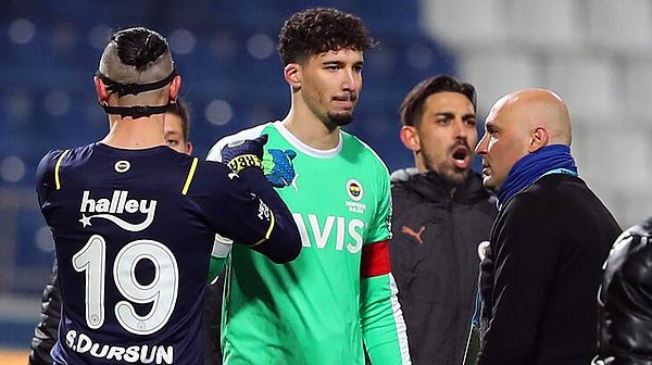 Aynı zamanda Fenerbahçe'nin kaptanlarından birisi olan Altay Bayındır, toplumsal olaylara da sessiz kalmayarak kaptanlığın kendisine ne kadar yakıştığını ispatlamış oldu.