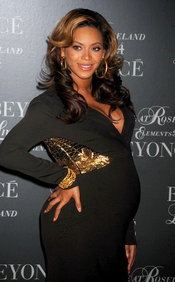 9. Beyonce'nin siyah elbisesinin altın detayları ünlü sanatçının hamile göbeğini daha belirgin hale getiriyor.