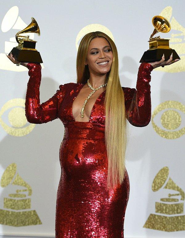 Kırmızı pul payet elbisesi içinde Beyonce parlıyor resmen!