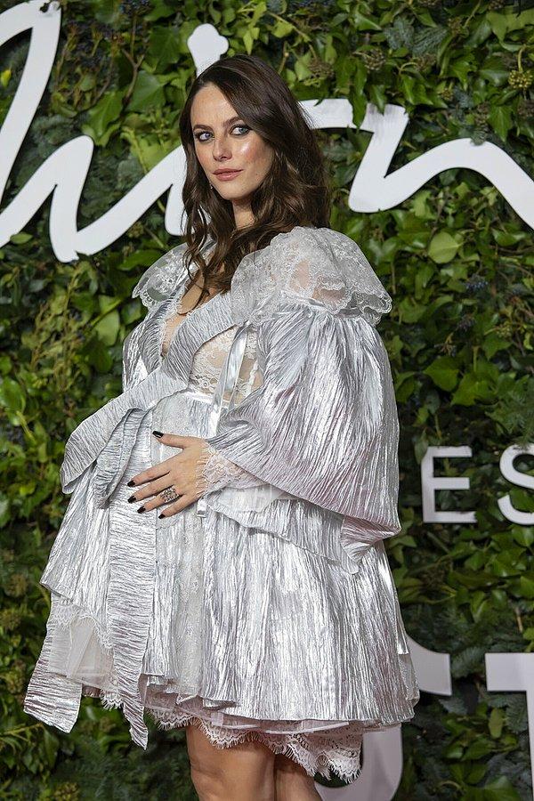 10. Kaya Scodelario, kat kat olan gümüş rengi elbisesiyle bize alışkın olmadığımız bir hamile stili sergiliyor.