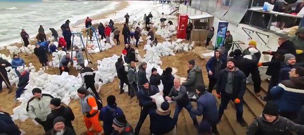 17.14: Ukrayna'nın Odessa kentinde halk, Rusya'nın denizden çıkarmasına karşı sahile kum torbalarıyla barikat kurmaya başladı.