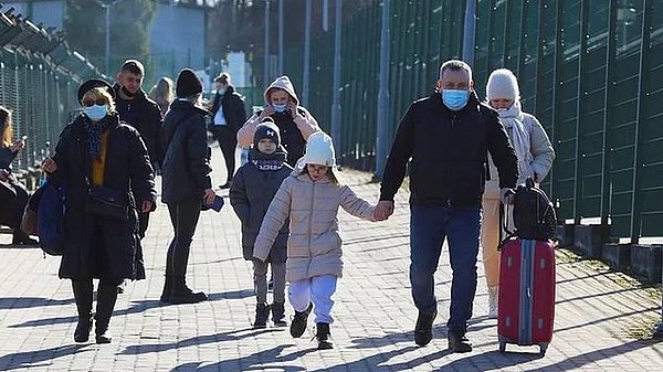 Ukrayna ve Rusya arasındaki savaştan dolayı birçok sivil güvenli bir yerde barınmak ya da başka bir ülkeye gitmek için çabalıyor biliyorsunuz ki...