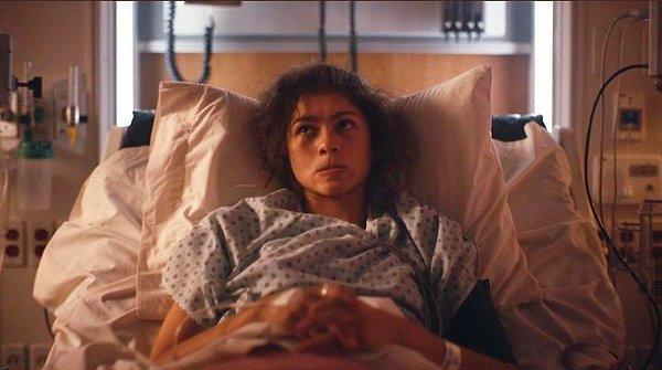 5. Lexi, Rue'yu hastanede tam olarak ne zaman ziyaret etti? Laurie'nin onu alıkoymasından sonra mı, yoksa yıllar önce mi?