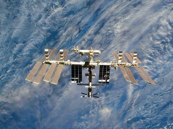 ESA ve NASA, Rusya'nın 24 Şubat'ta başlayan istilasını takiben Roscosmos'taki mevkidaşlarıyla işbirliğini sürdüreceklerini söylemekte gecikmezken, Rus uzay ajansı Roscosmos'un başkanı Dmitry Rogozin ülkesinin UUİ programından çekilebileceğini ima etmişti.