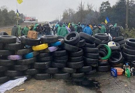 Tüm Dünya Bunu İzledi! Ukrayna’da Yüzlerce Kişiden Sivil Barikat