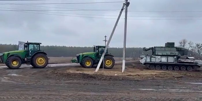 Ukrayna'da Çiftçiler, Savaş Ganimeti Olarak Terk Edilen Zırhlı Araçları Traktör ile Taşıdı