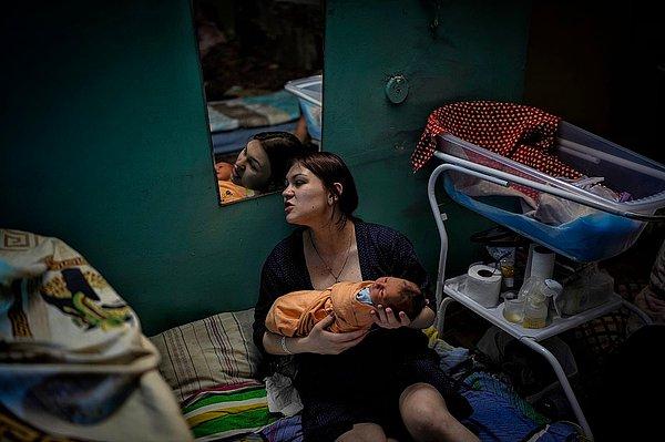 Kadın doğum hastanesi sığınaklarında annelerin çaresizliği.