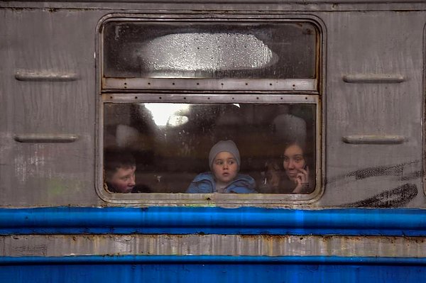 Trenlerin kesişme noktası ise Lviv şehri. Rusya saldırıları öncesinde ülkenin en güvenli kentlerinden biri olarak gösterilen Lviv’deki tren istasyonu tarihinin en yoğun günlerini geçiriyor.