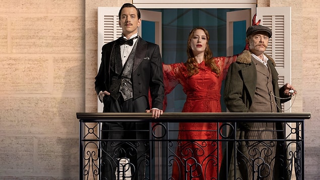 Başrolünde Hazal Kaya ile Selahattin Paşalı'nın olduğu yeni Netflix dizisi 'Pera Palas'ta Gece Yarısı', sonunda dün yayınlandı. Başrolünde Hazal Kaya ile Selahattin Paşalı'nın olduğu yeni Netflix dizisi 'Pera Palas'ta Gece Yarısı', sonunda dün yayınlandı.