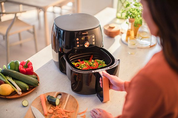 Airfryer'lar malzemelerin üzerine kuvvetli bir biçimde 160 santigrat derecenin üzerinde sıcak hava üfleyerek, malzemeleri yağ çekmeden pişiriyor.