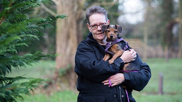 Лоретта, 56 лет, и Рэй, 55 лет, приютили Чуи, когда ему было 12 недель, после того, как их нашли погребенным в черном мешке для мусора в саду незнакомца.