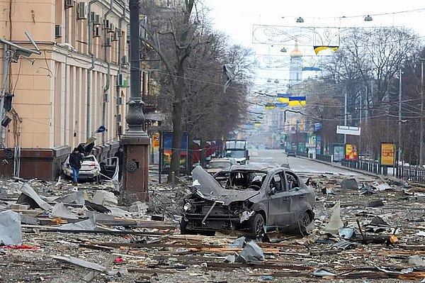 Ukrayna'da çatışmalar ve Belarus'ta müzakereler devam ederken yaşanan maddi ve manevin yıkımın gözler önüne serildiği birçok görüntüyle karşılaşıyoruz.