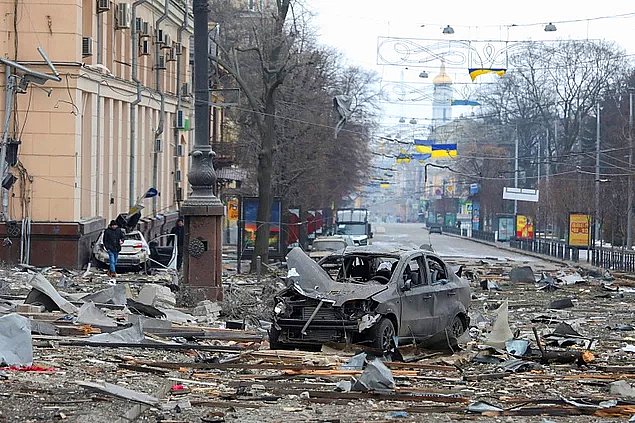 Ukrayna'da çatışmalar ve Belarus'ta müzakereler devam ederken yaşanan maddi ve manevin yıkımın gözler önüne serildiği birçok görüntüyle karşılaşıyoruz.