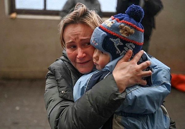 Ukraynalı mülteciler, komşu ülkelere kaçarken belirli yaşlardaki erkeklerin Ukrayna ordusuna katılması gerekiyor. Bu yüzden de ülkeden kaçanların büyük kısmı kadınlar ve çocuklardan oluşuyor.