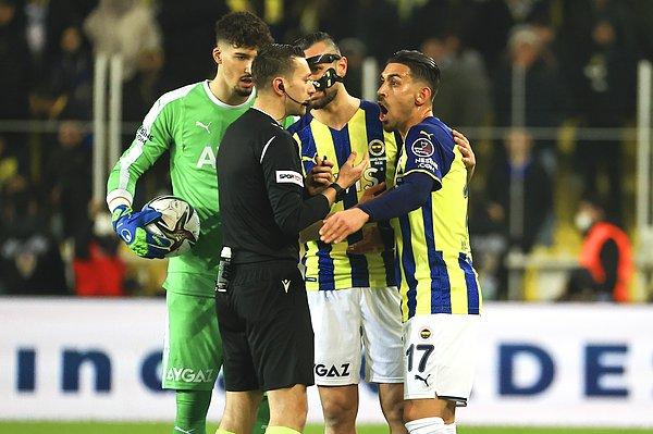 Kıran kırana geçen maçın 18. dakikasında İrfan Can Kahveci'nin yaptığı hareketi maçın hakemi Zorbay Küçük faul olarak değerlendirdi. VAR'ın pozisyonu tekrar izletmesinin ardından Fenerbahçe 10 kişi kaldı.