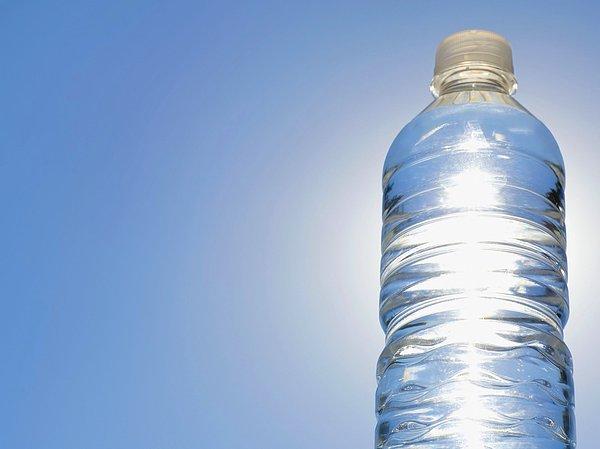 Plastik şişelerde satılan suyun üzerinde yazılan son kullanma tarihinin suyla hiçbir alakası yoktur. Suyun tarihi geçmez ama plastik şişelerdeki bu son kullanma tarihinden sonra kimyasallar suya sızmaya başlar. Bu suyu zararlı yapmaz ama tadını kaybettirir.